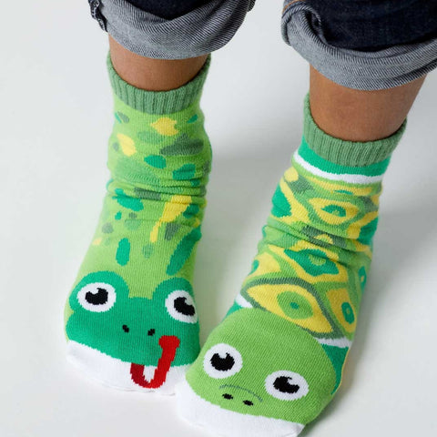 Fun mismatched socks Frog & Turtle